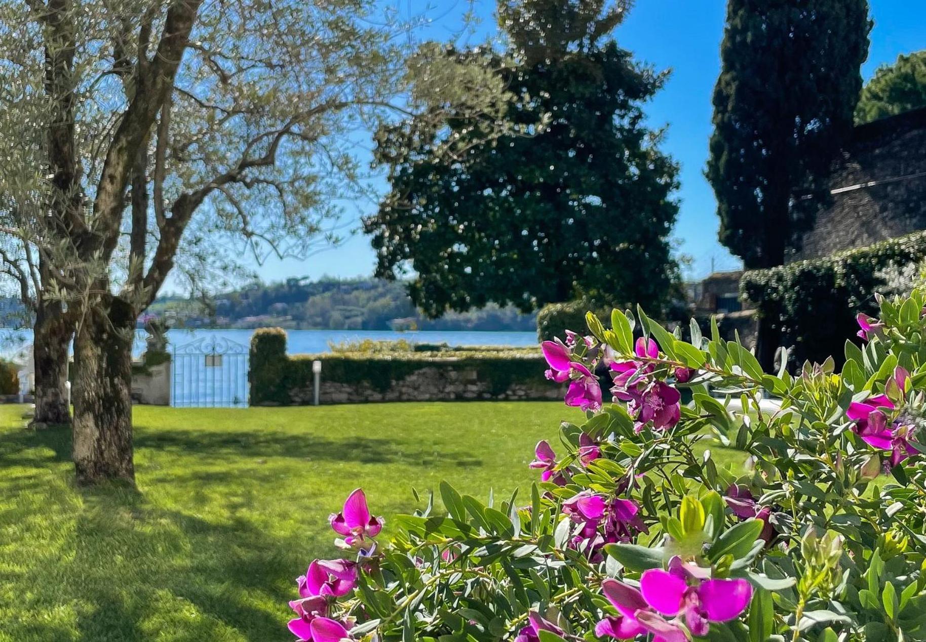 Luxury Lakeside Apartment Right On The Water Salò Eksteriør bilde