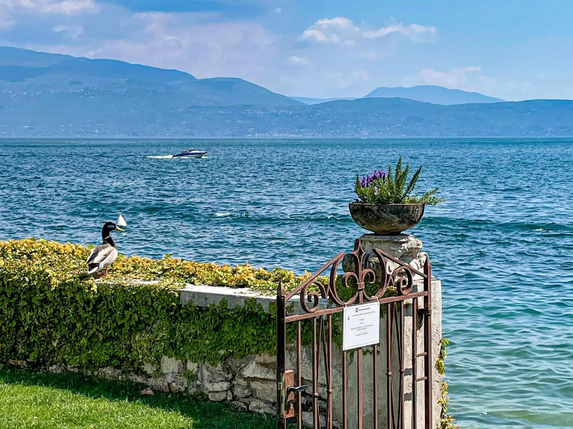 Luxury Lakeside Apartment Right On The Water Salò Eksteriør bilde